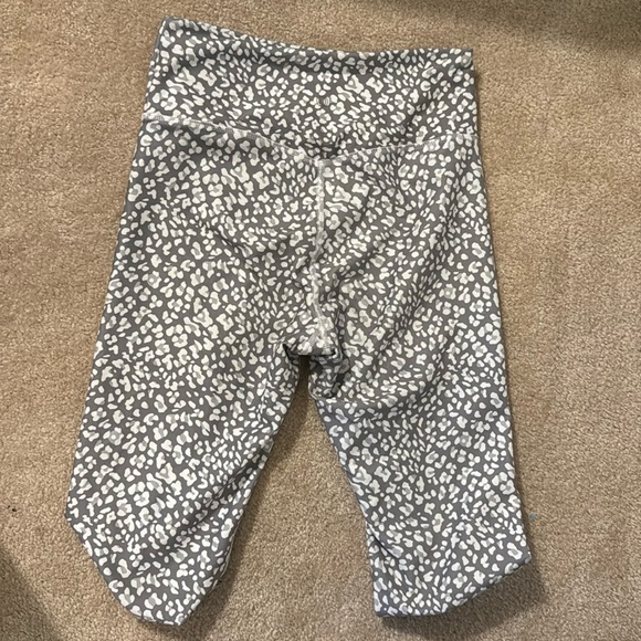 Grey and white cheetah print leggings 
Women’s large - Picture 2 of 4